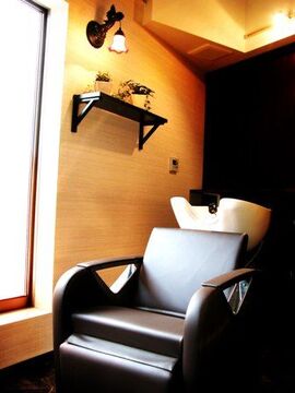 【天神橋】 月給25万円  月8日休み ≪社会保険完備≫ヨーロッパの美術館のような、大人の落ち着いたヘアサロン！オーガニック系シャンプーなど、髪に優しい施術を行っています！落ち着いたサロンで働きたい方にオススメです！パートも募集中！「Nouvelle Vague（ヌーベルヴァーグ）」からスタイリスト（美容師）の求人☆☆