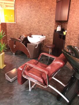 【元町】≪20時までに退勤可能≫≪土日休みOK≫≪技術売上50％〜還元or指名売上60％還元〜／フリー売上40％還元〜を選べる≫≪ライフスタイルに合わせた勤務が可能≫大人の女性に人気の、癒しの空間が広がるサロン！頑張った分稼げて、予約次第で20時までに退勤可能です♪avunir（アヴニール）からスタイリスト（美容師）の求人☆★