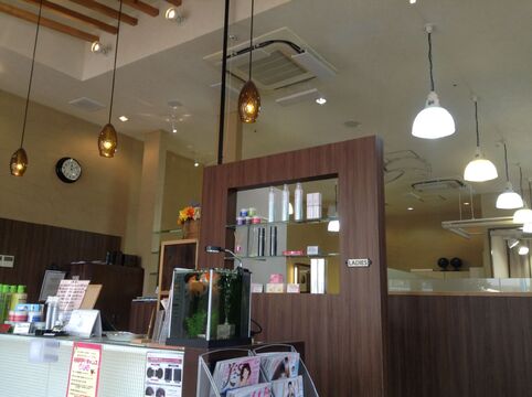 【南千里】≪残業ほぼナシ♪≫予約がなければすぐに帰れるのでプライベートも充実!!アットホームな雰囲気で長く働く事が出来る地域密着型サロン“HAIR WORKS（ヘアーワークス）”からスタイリスト（美容師）の求人☆☆