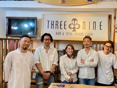 【横浜駅】◆土日休みあり・有給休暇あり・社会保険完備◆モデルさんやアーティストの来店も多数！ヘアーだけでなく、アートや音楽、ファッションも学べます！ドレッド・コーンロウなどの特殊系技術もこなす実力派サロン「THREE NINE（スリーナイン）」からスタイリスト（美容師）の求人☆★