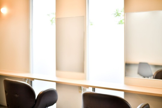 【庄内】≪社会保険完備／19時過ぎに退勤可能／土日休みも相談可能≫地域の方に愛され癒しサロン。のびのび働けてお休みの融通も聞いてもらえます！ブランクのあるママさん美容師も大歓迎！「ten colors（テンカラーズ）」からスタイリスト（美容師）の求人☆★