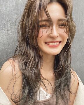 【茶屋町】≪働き方の選択可能・社会保険完備・入客チャンスあり≫エリアトップクラスの集客なので高収入を狙えます！！正社員もOKなので安定してお仕事したい方にもオススメ！！業務委託は最低保証があるので初めての業務委託サロンでも安心してお仕事できる若いお客様に大人気の「GiseL 梅田（ジゼルウメダ）」からスタイリスト（美容師）の求人☆★