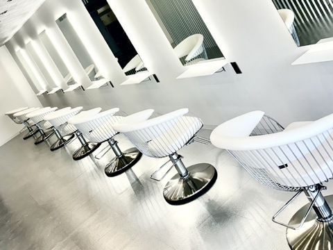 【天王寺】≪月8日休み≫≪社会保険完備≫≪スタイリストデビュー最短1年半≫デザインカラーが推しのサロン！営業中レッスンで早期デビューを目指せる環境です！「shere 天王寺（シェアテンノウジ）」からアシスタント（美容師）の求人★☆