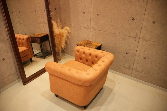 【淀屋橋】≪社会保険完備＆完全週休2日制≫≪全席個室≫スタイリストオンリーサロンの為、営業が終わればすぐに退社可能。客単価1万円以上の高単価サロン「and.here（アンドヒア）」からスタイリスト（美容師）の求人☆★☆