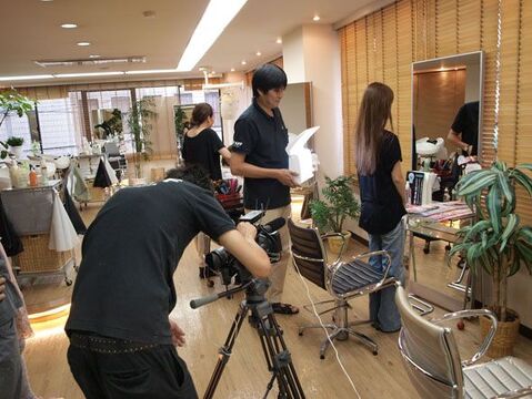 【西宮北口】≪月7,8日休み≫≪平均退社18:00≫≪Jr.スタイリストも基礎的な仕事ができれば月給25万円以上可能≫最新のカット技術は出来ないけど経験を活かしてアシスタント的に働きたい方でもOK♪ 完全予約制で1日平均12〜3名のお客様とじっくり関われる環境が人気!!他では出来ない技術を学んでいけるアットホームサロン”ミラーゾーン”よりJr.スタイリスト・スタイリスト（美容師）の求人☆☆