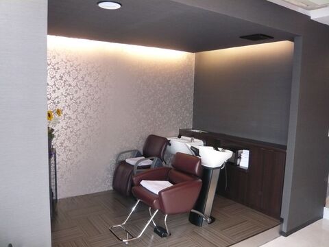 【帝塚山】≪営業中レッスン≫夜は早く帰れるように営業中の空いた時間を有効活用☆オーナーさんからマンツーマンで指導してもらえるので自信を持ってデビューできますよ♪落ち着いた雰囲気の少人数制サロン「Dieu hair（ディユーヘアー）」からアシスタント（美容師）の求人★☆