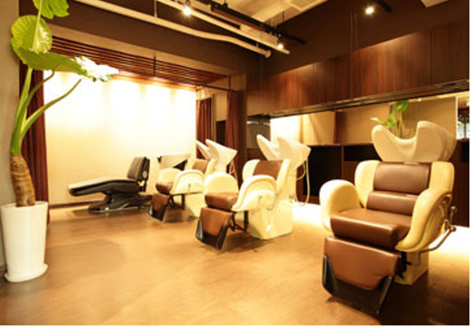 【JR西宮】レッスンでは、専属のスタイリストさんが教えてくれます！新卒生・通信生・未経験OK♪東京に研修に行ったり、勉強会もあるので、たくさん成長出来る環境が充実★アシスタント（美容師）の求人☆★☆