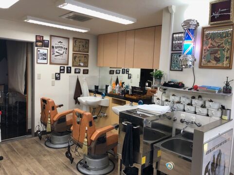 【藤森】学生さんからビジネスマンまで、若い層を中心に幅広く人気のサロン♪営業後は自分のペースでレッスンを進められるので、仕事も遊びも充実させられますよ☆「HAIR STATION（ヘアーステーション）」から理容師（理容室）の求人☆★