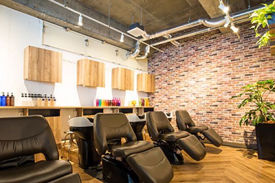 【越谷駅】■平均退社19時台・月9日休み選択可能・産休育休制度あり・引っ越し支援制度あり・営業時間内レッスンOK・最短1年半でスタイリストデビュー可能・社会保険完備■抜群の待遇と長所を伸ばせる環境が人気！「hairshop N&A 越谷店（ヘアーショップエヌアンドエーコシガヤテン）」からアシスタント（美容師）の求人☆★