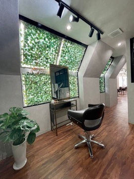 【堺東】≪業務委託・正社員選択OK≫≪保障給最大35万円≫≪フリー45％／指名50％還元≫≪正社員なら社会保険完備≫≪単価8000円以上≫豊富な薬剤を揃える人気ヘアサロン！！ハイライトやグラデーションなどのデザインカラーが大人気です！「_WHITE 堺東店（アンダーバーホワイトサカイヒガシテン）」からスタイリスト（美容師）の求人☆★