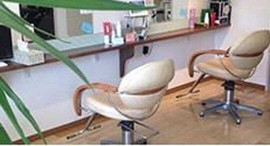 【美しが丘】≪社会保険完備・有給休暇・住宅手当アリ≫≪1年半でスタイリストデビュー可能≫長く働ける条件が揃っています！！お客様との関わりを大切にしているアクセス抜群のヘアサロン「PLUS ONE 美しが丘店（プラス ワン ウツクシガオカテン）」からアシスタント（美容師）の求人☆☆