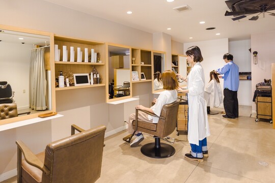 【桜本町】◆完全週休2日制・土日希望休可能・社会保険完備・きっちり休憩1時間確保◆美容業界当たり前のブラックな部分を本気で排除したいと考えています！レッスンは営業時間内にしか行わず、体力面も安心！「alfRed 桜本町店（アルフレッドサクラホンマチテン）」からアシスタント（美容師）の求人☆★