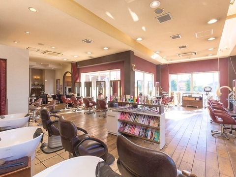 【聚楽園】◆充実の休日数・社会保険完備・実働8時間・産休育休実績あり・1年半～2年の早期デビュー可能◆教育体制に注力しており、最先端のカリキュラムを用意！どのサロンでも通用する技術を習得できます。高単価サロンなので質の高いサービスを提供できる「M Wish（エムウィッシュ）」からアシスタント（美容師）の求人★☆