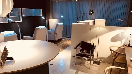 【辛島町駅】≪配属店舗で研修実施・営業中のレッスンOK・月休8日・社会保険完備・未経験OK・指名料還元あり≫レッスンは営業時間内かつ配属店舗にて実施！アイブロウなど新しい技術も積極的に導入しています！お客様にしっかり向き合いたい方へオススメのアイラッシュサロン「eyelashterior COCO（アイラッシュテリアココ）」からアイリスト（まつげエクステ・まつげパーマ・アイブロウ）の求人☆☆