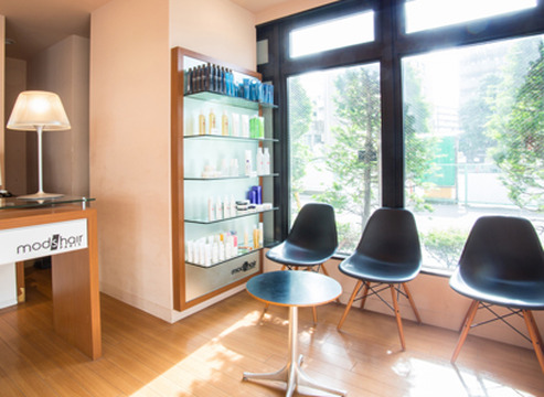 【柏駅】◆完全週休2日制・有給休暇あり・1年半以内でのデビュー可能・営業時間内レッスンOK・社会保険完備◆プライベートも充実させつつ、実力次第で上に上がれる環境！サロンワーク以外の活動も盛んな「CUORE 柏店（クオーレカシワテン）」からアシスタント（美容師）の求人★☆