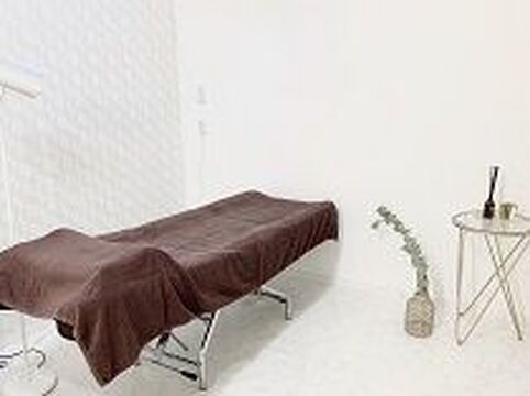 【新潟駅】≪実働8時間≫≪有給休暇あり・消化率100%≫≪土日祝の希望休OK≫≪社会保険完備≫育成実績が豊富で安心の体制があります！研修サロンもあるので早くに技術が身につく「RELASH 万代（リラッシュバンダイ）」からアイリスト（まつげエクステ・まつげパーマ・アイブロウ）の求人☆☆