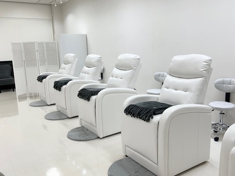 【新大阪】≪実働8時間≫≪年間休日110日休み≫≪土日休みOK≫≪年末年始休暇サロンもお休み≫髪型・ネイル自由なのでオシャレを楽しみながら働けます！マンツーマン施術でお客様満足度の高い人気トータルビューティーサロン「LUNA BLANC 新大阪センイシティー店（ルナブランシンオオサカセンイシティーテン）」からアイリスト（まつげエクステ・まつげパーマ・アイブロウ）の求人☆☆