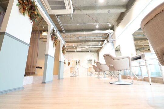 【京橋】≪インボイス制度のサポートあり≫≪完全マンツーマン≫≪自由出勤制≫≪単価8000円以上≫≪最大45万円の保証給あり≫≪交通費支給あり≫≪正社員制度あり≫トリートメント・ヘアケアを重視した大人ヘアサロン！！勤務時間や休みなどご希望に合わせた働き方が可能です！「Barrel 京橋店（バレルキョウバシテン）」からスタイリスト（美容師）の求人☆★