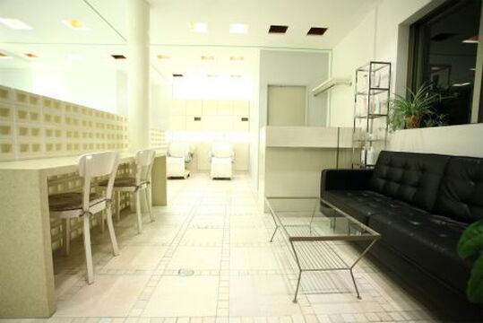 【久宝寺】営業時間中にもレッスンをすることができる環境なので、有効的に時間を使い、デビューを目指しましょう！！営業後にレッスンをしても21時半には退社するようにしているのでプライベートも充実！「aim（エイム）」からアシスタント（美容師）の求人☆★☆