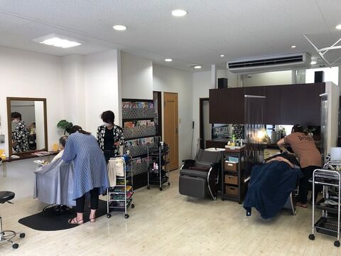 【和白駅】≪パート・アルバイト募集≫ブランクがある方も歓迎！！ママさんが多く在籍しているのでみんなで協力してお仕事・プライベートが充実できる環境を創ります！！長くお仕事できる地域密着型ヘアサロン「heart’s（ハーツ）」からアシスタント（美容師）の求人☆☆