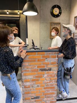 【登戸】◆完全週休2日制・実働8時間、拘束9時間のシフト制・1年半でのデビュー可能・社会保険完備◆など抜群の待遇◎さらに営業時間内レッスンで効率よく学べる！若いお客様から絶大な支持を得ている「REM-noborito-（レムノボリト）」からアシスタント（美容師）の求人☆★