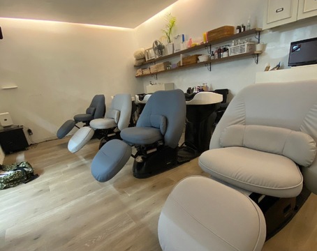 【大久保】≪月9日休み≫≪遅くても20時ごろには退勤可能！≫≪社会保険完備≫≪年1回健康診断あり≫クリエイティブな事にもどんどんチャレンジして行けます！レッスン環境も充実！チームワーク抜群の「flare-志-（フレアミラーレ）」からアシスタント（美容師）の求人☆☆