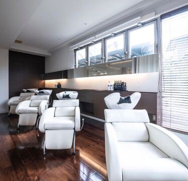 【下大利駅】≪社会保険完備・早期スタイリストデビュー可能・カラーが強い≫人気のエリアでスタッフ大募集！！経験豊富なスタイリストさんが多く在籍しているので幅広い技術が学べます！！頑張り次第で1〜3年でスタイリストデビューを目指せるヘアサロン「lafit 下大利（ラフィットシモオオリ）」からアシスタント（美容師）の求人☆★