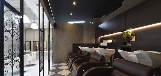 【茶屋町】 月給25万円  月8日休み  社会保険完備 関西に展開するトータルビューティーサロン☆サロンワークはもちろん、コレクション参加や雑誌のヘアメイクなどクリエイティブ活動に積極的な会社です★WiLL（ウィル）からスタイリスト（美容師）の求人☆★