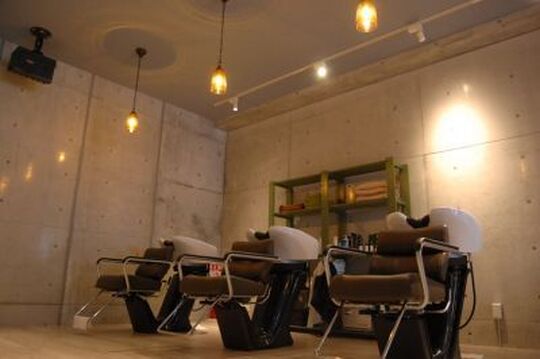 【東淀川】新規のお客様は全てアナタにお任せするので、入客チャンスアリ★スタイリストでも売上に応じて基本給のベースアップもあります！少人数制アンティーク系サロンPerce-Neige (ペルスネージュ)からスタイリスト(美容師)の求人☆★☆