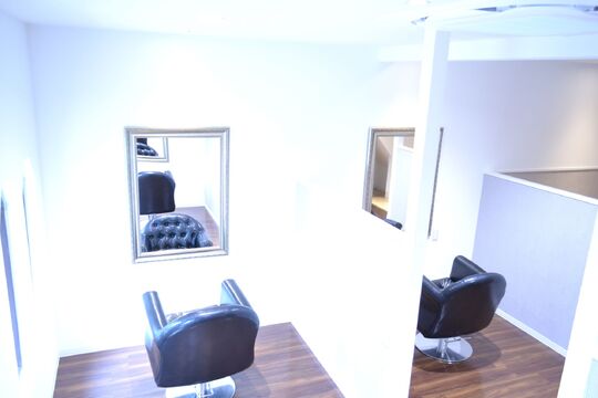 【六甲】≪週休2日も選択できます♪≫≪月6,7日休みで月給21.5万円スタート♪≫≪社会保険完備で有給休暇あり≫≪カットレッスン時ウィッグ30〜50台支給あり≫一人一人のお客様とスタッフさんを大事に考えている地域密着型のアットホームサロン「J hair（ジェイヘアー）」からアシスタント（美容師）の求人☆★