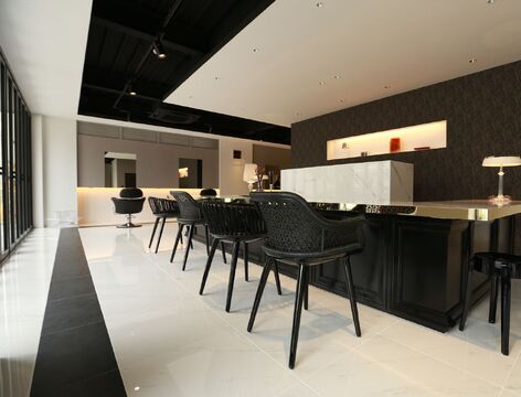 【甲子園】≪スタイリスト月給32万円≫≪有給休暇あり≫≪完全週休2日≫≪社会保険完備≫カットが今よりもっとうまくなれる教育体制があります。高単価、お客様に向き合えるお店！生産性150万円を目指してスタッフさんに、お客様に学んで成長できるサロン「GOLD（ゴールド）」からスタイリスト（美容師）の求人★☆