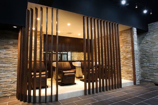 【井土ヶ谷】 保障給あり  完全マンツーマン  独立支援制度あり 住宅地に佇む地域に愛されるヘアサロン★完全歩合制 フリー44％／指名55％還元 により平均月収35万円以上!!!土日休みなどプライベート重視もOK★Hair Lounge Anphi 井土ヶ谷（ヘアーラウンジアンフィイドガヤ）からスタイリスト（美容師）の求人★☆