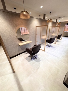 【大和西大寺】≪平均月給50万円≫≪月8日休み&土日休みOK&有給休暇あり≫≪社会保険完備≫≪単価1万3000円≫全席個室で完全マンツーマン！髪質改善特化型サロン！時短勤務などの相談OK！「ef 西大寺（エフサイダイジ）」からスタイリスト（美容師）の求人☆★