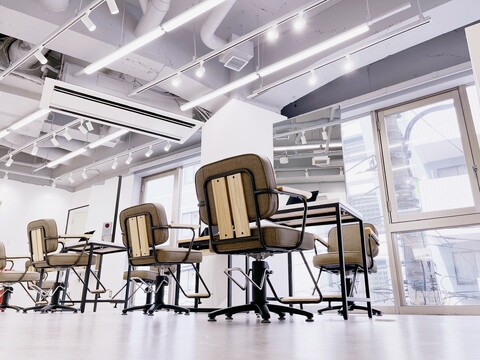 【柏駅】≪完全週休2日制≫≪通信生・新卒生歓迎≫≪スタイリスト平均月収42万円≫≪高単価サロン≫≪社会保険完備≫空き時間に営業中のレッスン可能！成長できる環境と頑張りが給与に反映の高待遇サロン「sii. 柏（シーカシワ）」からアシスタント（美容師）の求人★☆