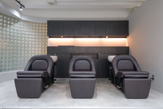 【横浜駅】≪最低保障給あり≫≪指名売上65％還元≫≪完全自由出勤制≫高単価でマンツーマンの入客が可能！お客様1人1人に向き合いながら働くことができます！「eL 横浜（エルヨコハマ）」からスタイリスト（美容師）の求人☆★