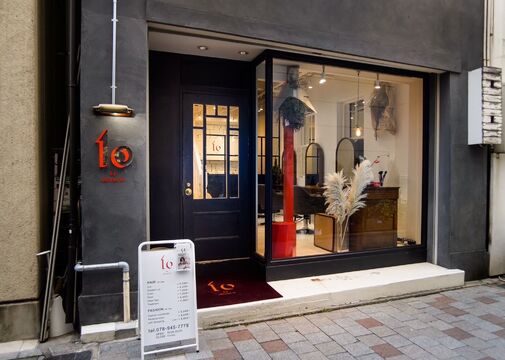 【元町】≪社保完備≫≪完全週休2日≫≪産休育休実績あり≫≪毎月平均30～50名以上の新規のお客様に入客可能≫≪入社後すぐに有給あり≫≪フレックス制度あり≫≪スタイリストデビュー1年後で指名売上100万円超え多数！≫≪年収1000万円スタイリスト在籍≫神戸唯一のノンダメージサロン「「10 by shiomi H（テンバイシオミエイチ）」）」からスタイリスト（美容師）の求人☆★