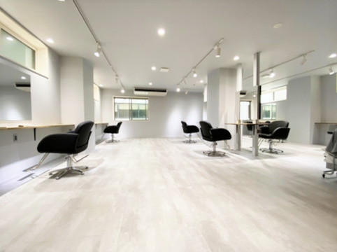 【草津駅】≪スタッフの平均月給35万円以上≫≪完全マンツーマンでの施術≫≪時短勤務も可能≫≪駅から徒歩30秒の好立地≫薬剤も豊富で単価アップも狙いやすい環境◎他業種とのダブルワークもOK！働き方は自由なのであなたに合った働き方が出来ます！「CREAR BY THREE ELEPHANT 草津店（クレアールバイスリーエレファントクサツテン）」からスタイリスト（美容師）の求人☆★