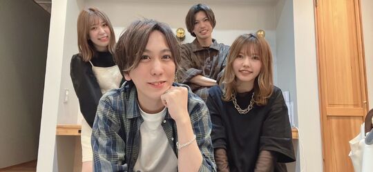 【茨木市駅】Jr.スタイリストもお気軽にご相談ください！≪社会保険完備≫≪月給25万円スタート≫≪最短19時退勤OK≫20～30代の年齢の近いスタッフが多く、人間関係の良いアットホームサロン「Anree（アンリー）」からスタイリスト（美容師）の求人☆★☆