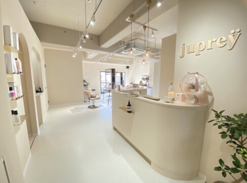 【心斎橋】ハイトーンなどのデザインカラーが人気のサロン！≪時短勤務可能≫≪ママさんの応募歓迎≫≪日祝休みOK≫≪指名売上最大65％還元≫≪客単価10000円≫≪自由出勤≫≪社会保険完備≫人気サロンのため集客力抜群！高単価＆高還元のためガッツリ稼ぎたい方必見！「juprey（ジュプリー）」からスタイリスト（美容師）の求人☆★