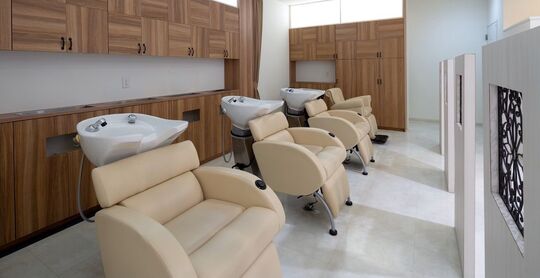 【福間】≪社会保険完備≫駅チカでアクセス抜群♪スタイリストデビューまでのカリキュラムを充実させているのでひとつひとつの技術に自信をもってスタイリストデビューできますよ♪地域密着型ですがトレンドを取り入れたデザインも作る技術力の高い人気ヘアサロン「ATENA 福津店（アテナフクツテン）」からアシスタント（美容師）の求人★☆