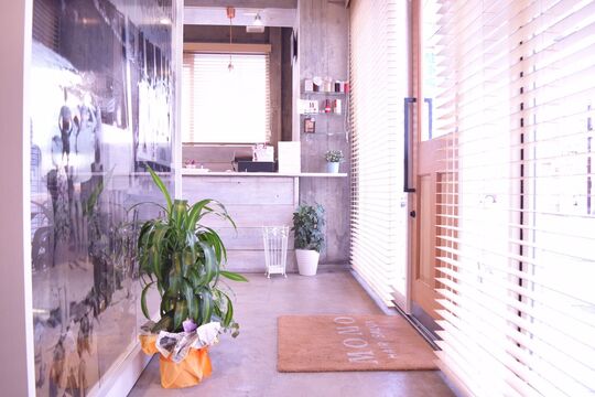 【柏駅】◆住宅手当あり・寮あり・休日数の選択可能・有給休暇あり・社会保険完備◆しっかりとした教育体制により、安定してスキルアップが出来ます。自分に合った働き方が見つけられるサロンMOMO（モモ）からアシスタント（美容師）の求人★☆