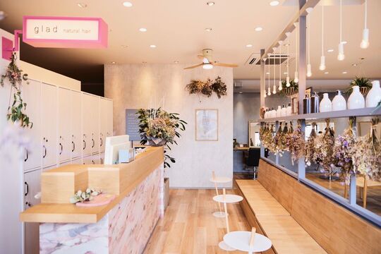 【飾磨】≪社会保険完備≫≪完全週休2日制≫≪営業中のレッスンOK≫働きやすい環境盛りだくさんのアットホームサロン！売れるスタイリストになるためにしっかりとカリキュラムがあるので安心して学んでいけますよ！スパニストも大歓迎「glad NATURAL（グラッドナチュラル）」アシスタント・スパニスト（美容師）の求人☆★☆