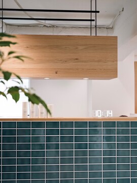 【苦楽園口】≪完全週休2日≫≪未経験・通信生・新卒生OK≫≪社会保険完備≫≪離職率0％！≫≪住宅手当あり≫≪土日休み月数回OK≫≪有給、年末年始休暇あり≫≪2年以内でデビュー可能！≫マンツーマンでしっかりレッスンを見てもらえる環境！カフェのようなオシャレサロン「Ocean Hair & Life（オーシャンヘアアンドライフ）」からアシスタント（美容師）の求人☆★