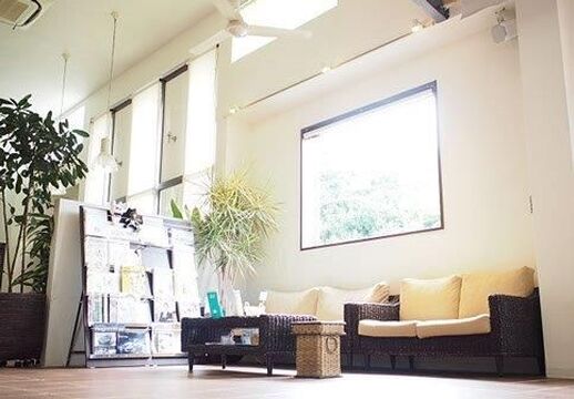 【明石駅】≪月給27.5万円スタート≫≪完全週休2日制≫≪19時には退勤可能≫≪有給休暇消化で年間休日最大140日≫≪土日休みOK≫≪地域密着型サロン≫仕事を長く続けられる環境があります！スキルアップを目指せて、子育て中のママさんにも働きやすいですよ！「e-ne（イーネ）」からスタイリスト（美容師）の求人☆★