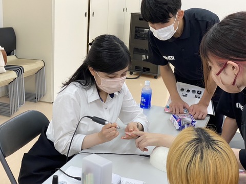 【牧上町】≪社会保険完備≫≪地域密着型サロン≫≪未経験・新卒生・通信生OK≫時短、休日日数の相談OK！その人の頑張りをしっかりと評価していきます。お客様としっかり関わる事ができる人気のヘアサロン「Ravi（ラヴィ）」からアシスタント（美容師）の求人★☆