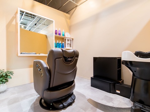 【箕面船場阪大前】≪月8日休み≫≪土日休み可能≫≪月給21万円≫≪電動自転車支給or引っ越し手当あり≫営業後のレッスンは無し！20時までに退勤も出来る為プライベートの時間も作りやすい！幅広い年齢層のお客様が来店されるので、年代にあわせた接客スキルが学べるサロン！「LIBERTA L＋（リベルタエルプラス）」からアシスタント（美容師）の求人☆★☆