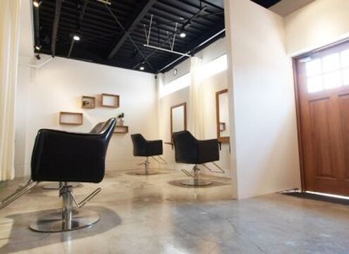 【山科駅】≪山科東野店3店舗同時募集≫≪ママさん美容師やパートさんも歓迎≫≪ブランクのある方も歓迎≫≪社会保険完備≫≪完全週休2日制≫≪全台yumeシャンプー台≫平均退社時間18時30分頃なので、働く主婦さんにも嬉しい環境ですよ！一緒にサロンを盛り上げていきましょう！完全予約制のため昼食の時間も取れるサロン！髪質改善にこだわるサロン「crisp（クリスプ）」からスタイリスト（美容師）の求人★☆★