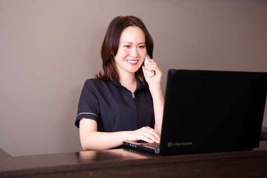 【梅田】◆メンズアイブロウサロン◆社会保険完備◆完全週休2日制◆休憩1時間保障◆毎日のミーティングや残業ナシ◆完全個室or半個室◆やりがいを感じながら、安心して働ける環境です！「from-E 梅田店（フロムイーウメダテン）」からアイブロウリストの求人☆☆