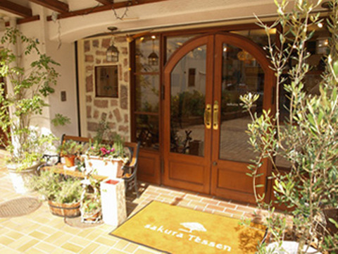 【六甲道】≪土日祝休みの取得可能≫≪営業中レッスンのみ≫≪着付け・マツエクの習得も可能≫≪完全週休2日制≫最短1年半〜2年ほどでデビュー可能！離職率の低い環境だからこそ、安心して働けるトータルビューティーサロン「sakura tessen（サクラテッセン）」からアシスタント（美容師）の求人☆★