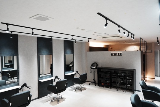 【手原駅】≪確定申告サポートあり≫≪自由出勤制・土日休み・時短勤務OK≫≪フリー45％／指名50％還元≫≪完全マンツーマン≫入客チャンスが多く月収50万円以上も可能です！美容師の経験を活かして活躍ができる環境です！「_WHITE 栗東店（アンダーバーホワイトリットウテン）」からスタイリスト（美容師）の求人★☆